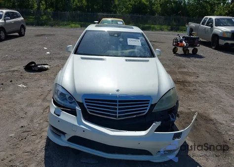 2011 Mercedes-Benz S 550 z USA, uszkodzony, nr VIN WDDNG7BB0BA407103